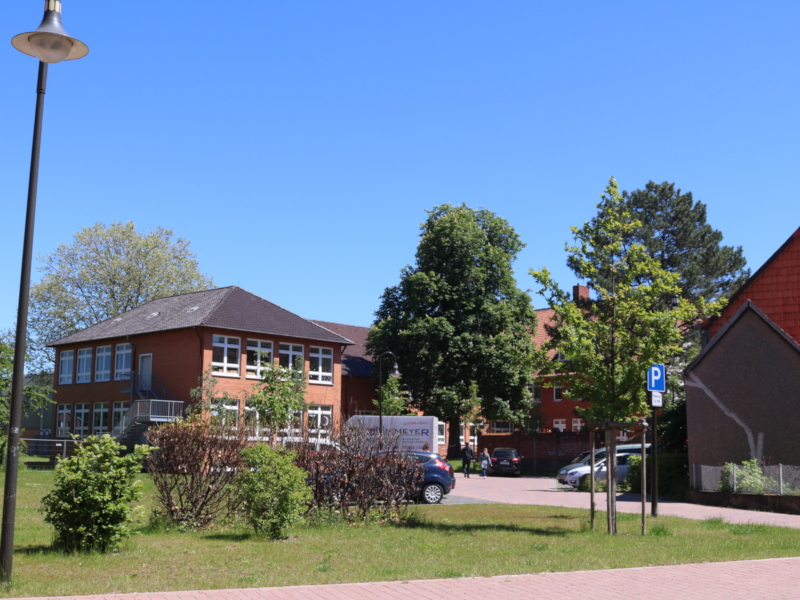 31036 Eime - Sonnenbergschule mit Parkplatz